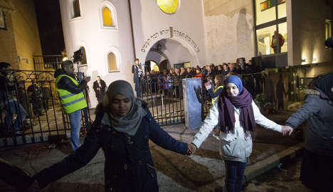 Muslims form ‘ring of peace’ at synagogue