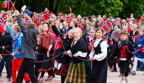 Norwegians brave rain and cold for May 17 gala
