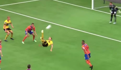 Norway player in awesome bicycle kick