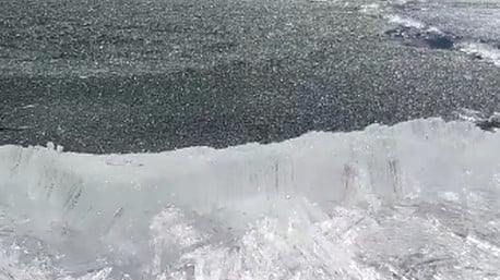 VIDEO: See ice shatter into crystals on Norwegian lake