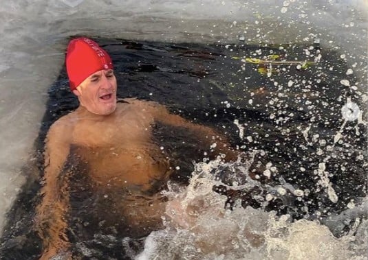Norway's Prime Minister plunges into icy waters on New Year's Eve